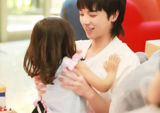 华晨宇竟是女儿奴,"女儿"演绎抱大腿,和前世情人对视甜化网友