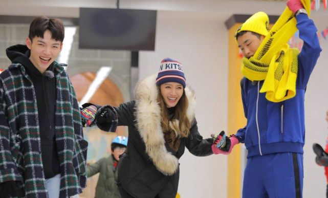 侯佩岑玩冰壶帅哥搀扶 Selina惨做人肉背景