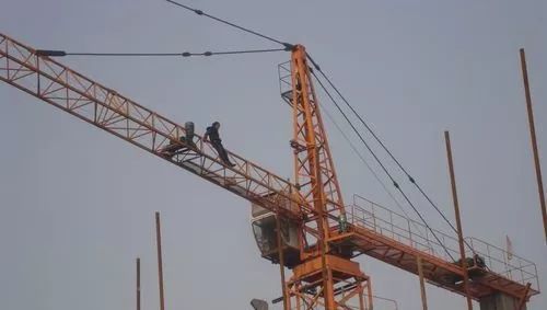 鹿邑一女子因工程验收不合格 欲从20米塔吊跳