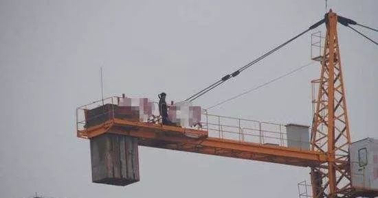 鹿邑一女子因工程验收不合格 欲从20米塔吊跳