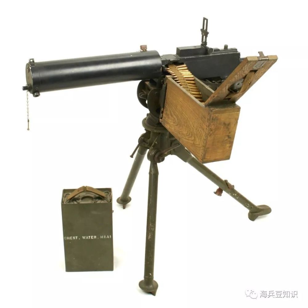 纳尔岛内陆推进的美国海军陆战队武器连扛着采用水冷m1917a1型重机枪
