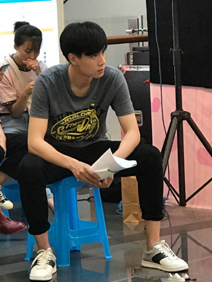 胡一天新戏拍摄路透照曝光,身高优势明显,颜值却忽上