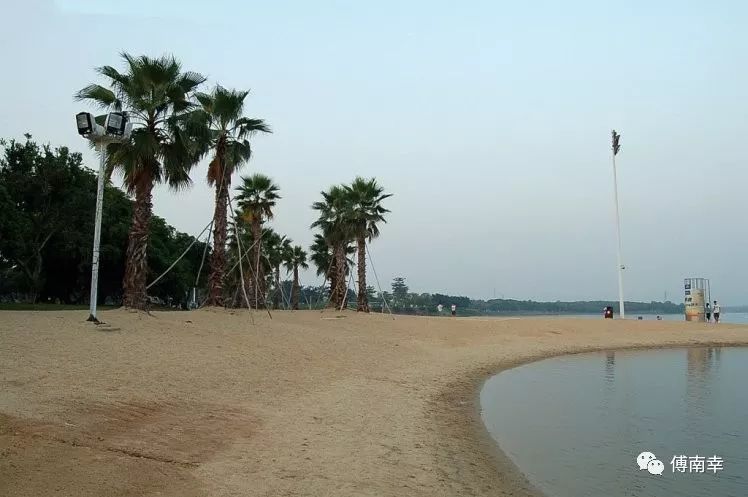 阳光沙滩是位于松山湖生态景区内的经典景点之一,是游客玩耍享乐的好