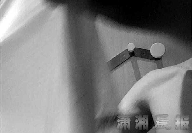 男子进店假装购衣 试衣间内装录像机偷拍