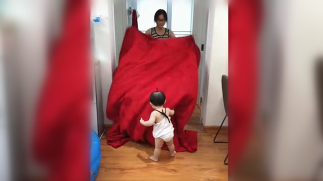 小姨给宝宝变魔术玩突然消失,接着宝宝的反应