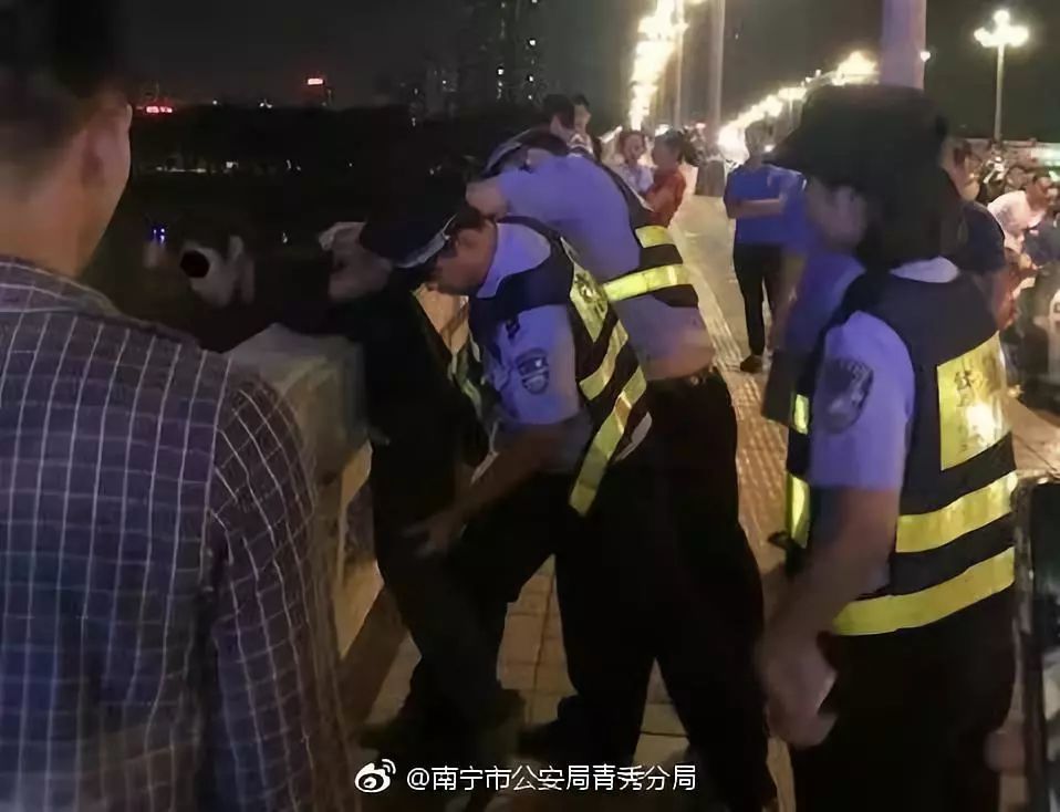 事发当晚7时许,青秀公安分局新城派出所接到群众报警,迅速出警赶到
