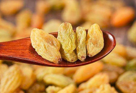 入秋后,葡萄干和此物一起泡水喝,坚持7天,治疗