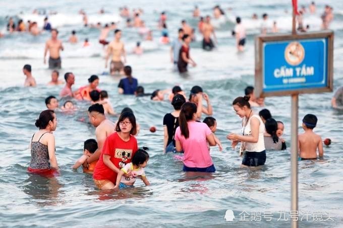 醉酒中国游客无视越南海滩警告,下海游泳被巨