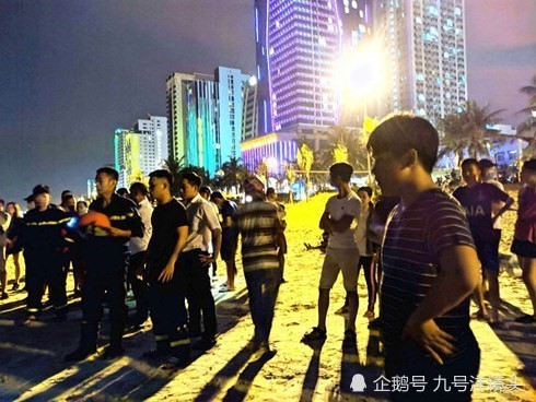 醉酒中国游客无视越南海滩警告,下海游泳被巨