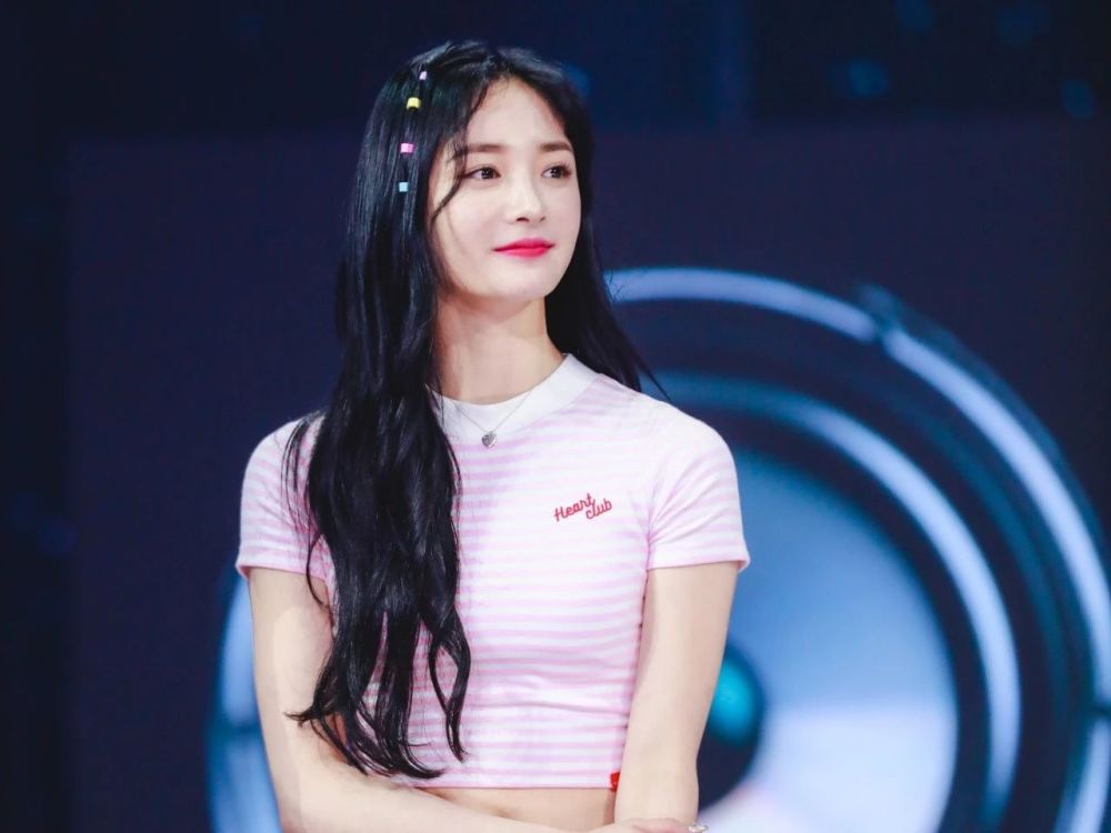 胡先煦将头靠在周洁琼的肩上,看到有镜头后忙