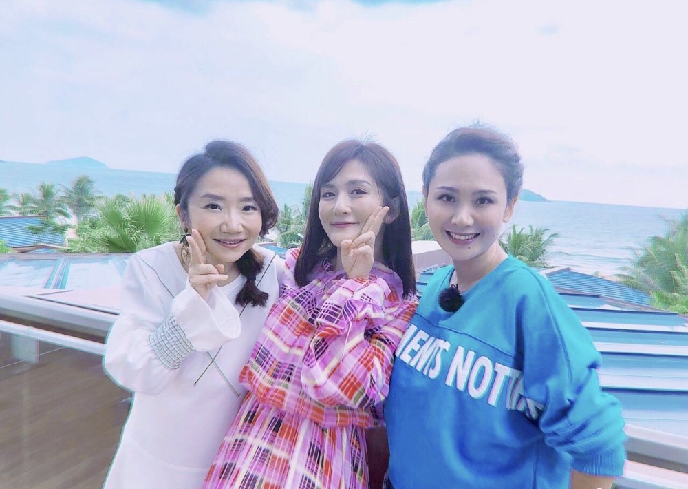 程莉莎晒与谢娜、陶晶莹合影照，姐妹三人同框满脸笑容