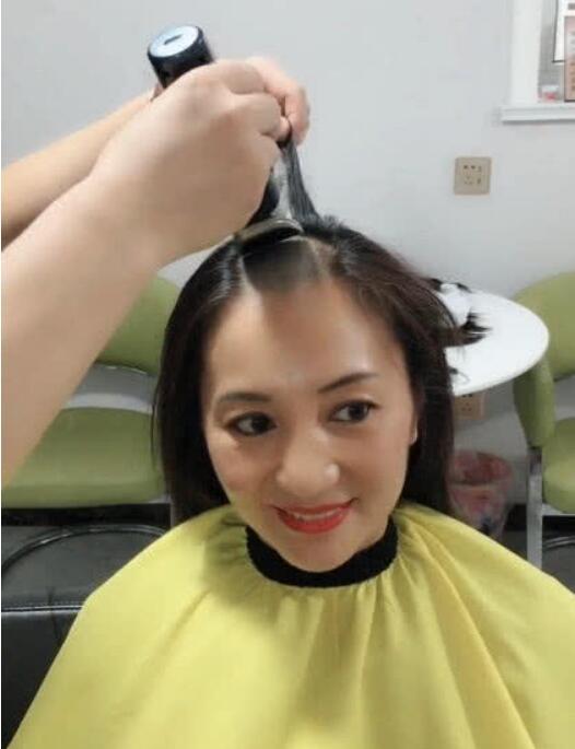 大姐剪掉长发成秃顶,两边各留一撮当"翅膀,另类潮流受不了!