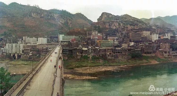 1987年沿河土家族自治县成立当日场景