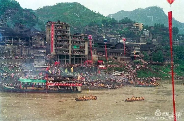 1987年沿河土家族自治县成立当日场景