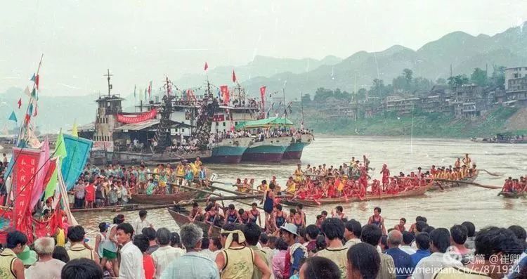 1987年沿河土家族自治县成立当日场景
