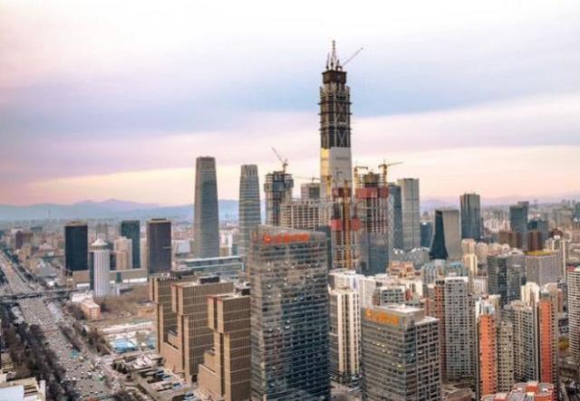 在建中的北京最高地标建筑"中国尊"建筑高度突破500. .