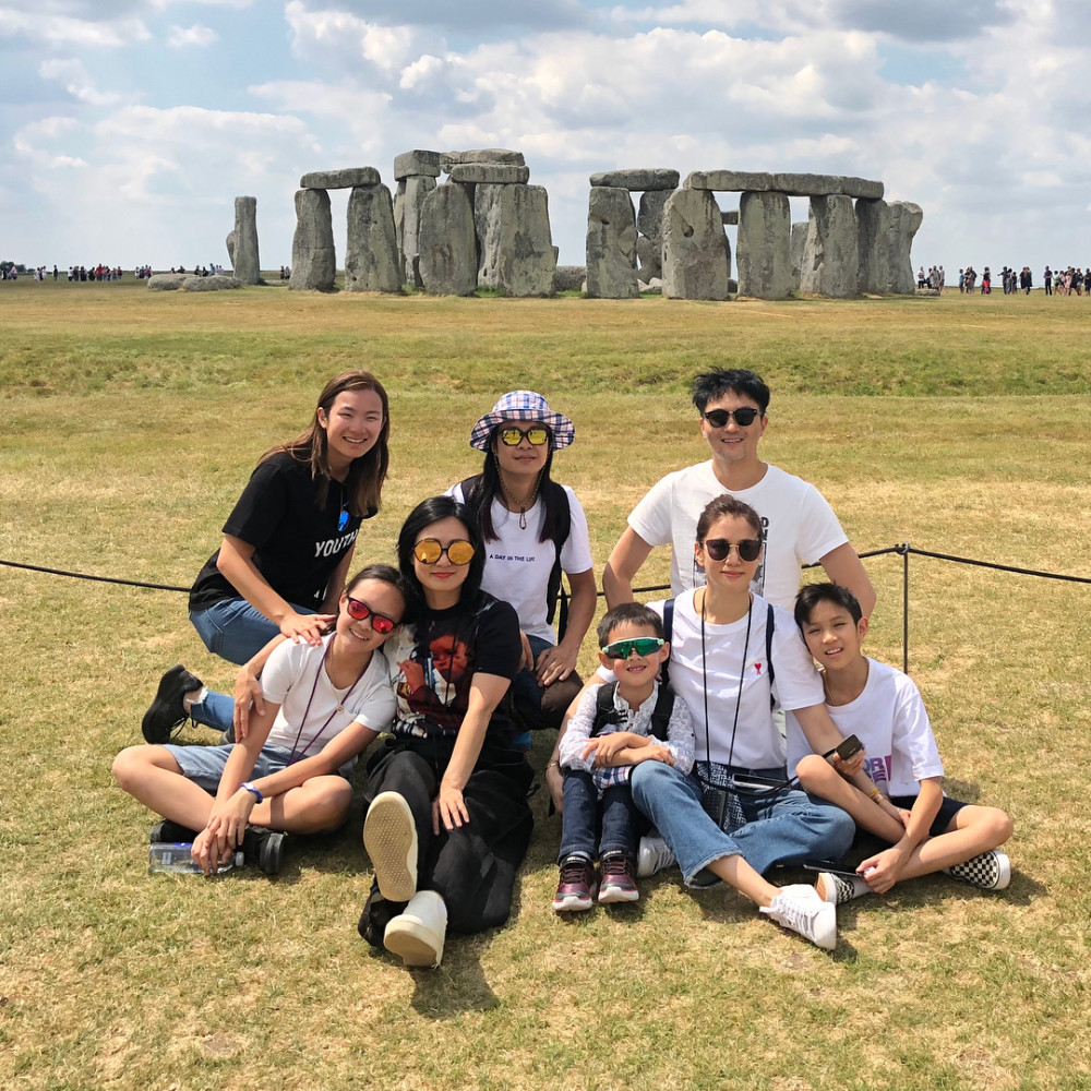 袁咏仪和闺蜜背同款爱马仕包包逛街 连结婚纪