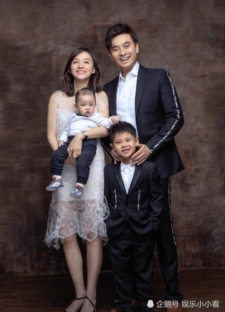 章龄之晒照“撒狗粮”，老公陈龙亲吻自己拍照留“证据”