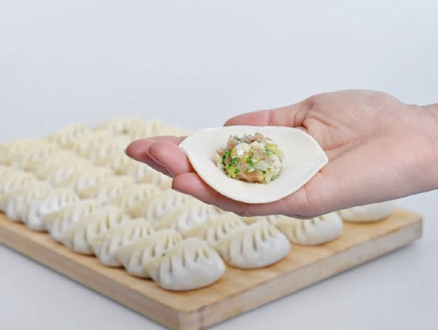 老厨娘说漏嘴:擀饺子皮别只加水,多加一点它