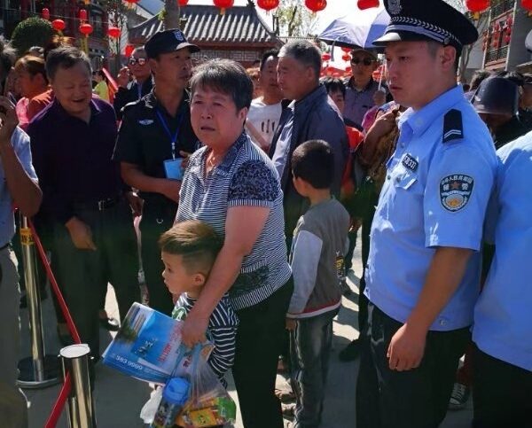 驻马店一女子只顾发朋友圈 一转眼女儿不见了
