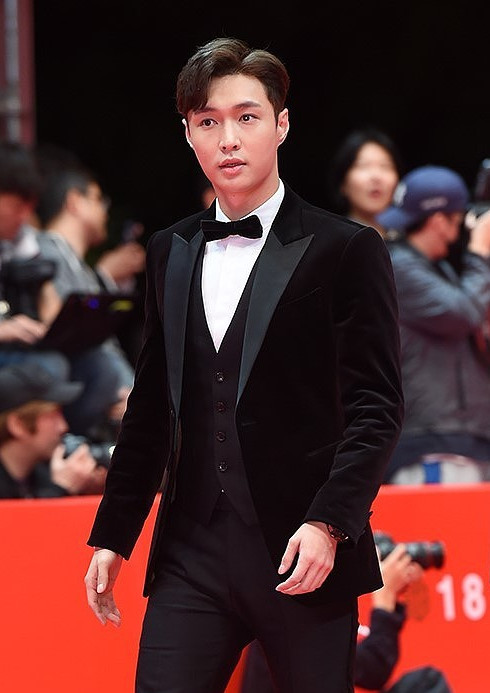 张艺兴走上韩国釜山电影节红毯,家里高晓松替