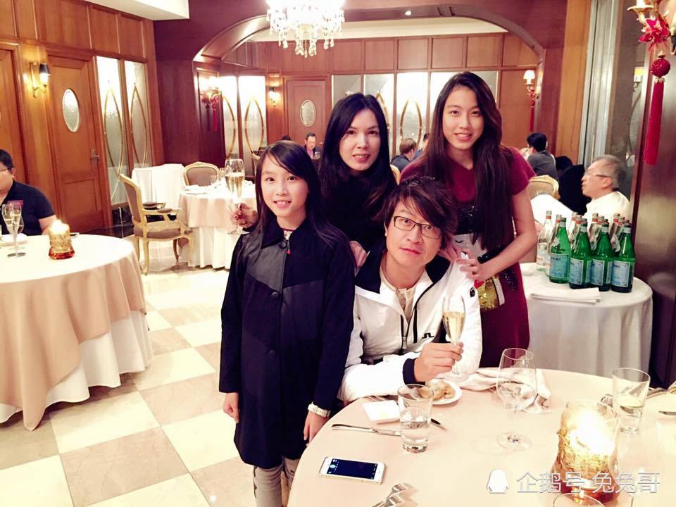 游鸿明女儿近照曝光，姐妹两人颜值逆天还都是大长腿