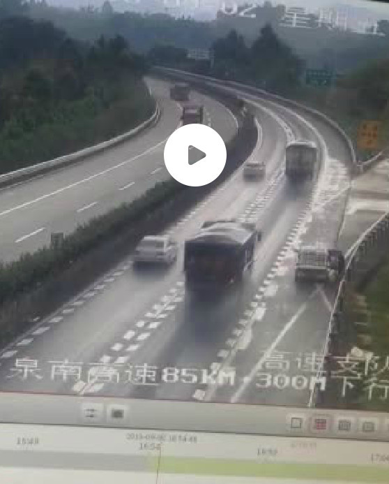 很危险!这些人在高速路上停车尿尿
