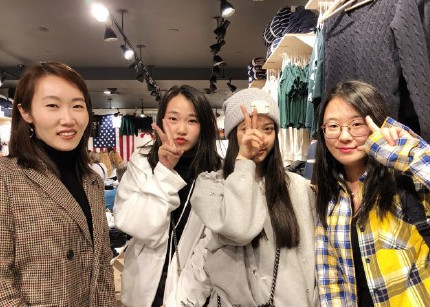 欧阳娜娜波士顿求学被偶遇,与粉丝大方合照,真