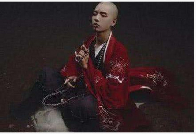 抖音最火"禁欲系"和尚,现实生活被曝光,瞬间万千少女