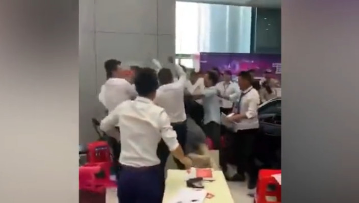 玩笑开大了!情侣拍抖音拿麻将牌八万买车,惹怒