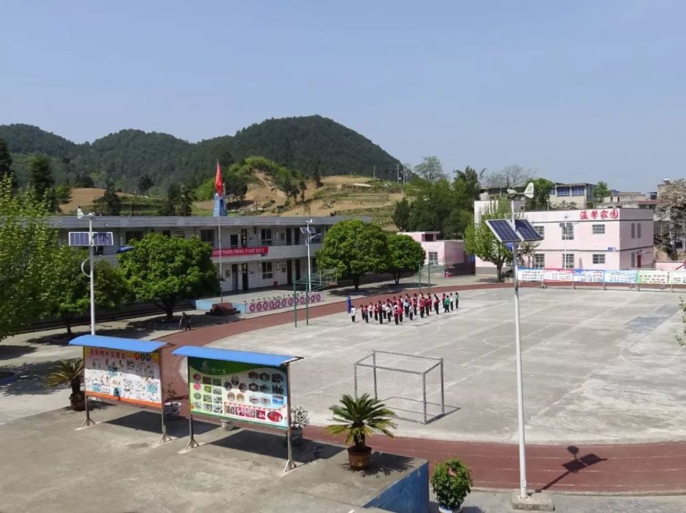 余庆县小学大集合 有看到你的母校吗?
