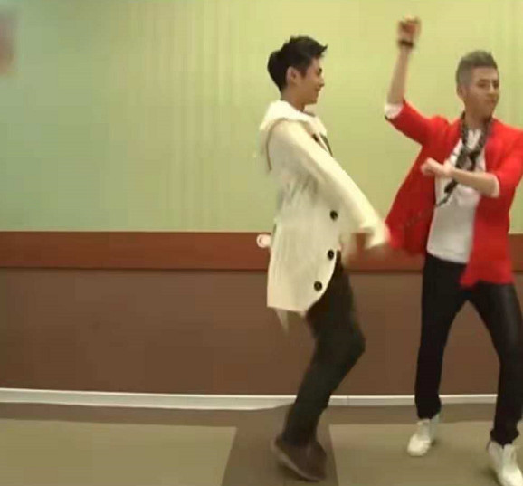 罗云熙罕见的跳舞照被曝光,当他做出这个动作