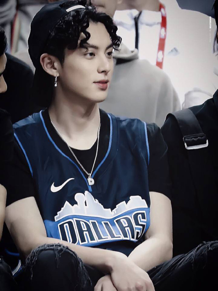 王鹤棣一条裤子两种搭配,搞个泡面卷毛也不丑