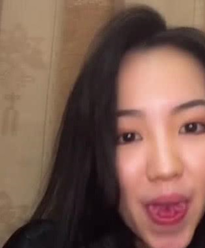 抖音小姐姐"莲花舌"走红,舌头柔软度让人惊讶,网友评论亮了!