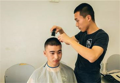 为何军人都必须剃寸头,还不能留胡子?老兵:保命要紧!