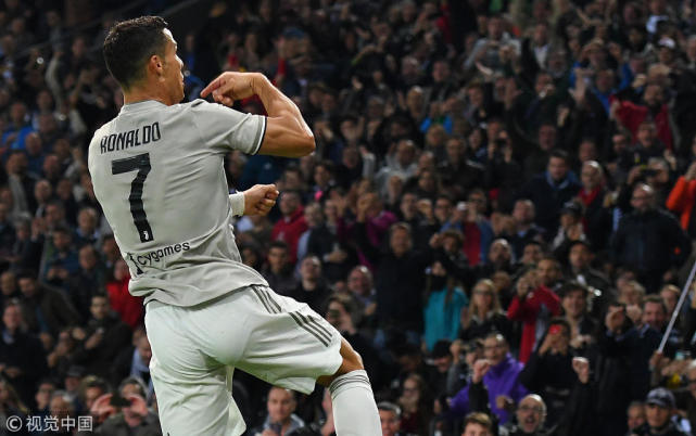 C罗越陷争议越爆发:赛前为小球迷签名 进球后