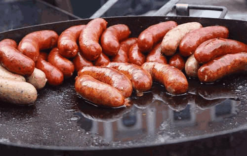 都说街边2元一根的香肠不卫生,到底用什么肉做