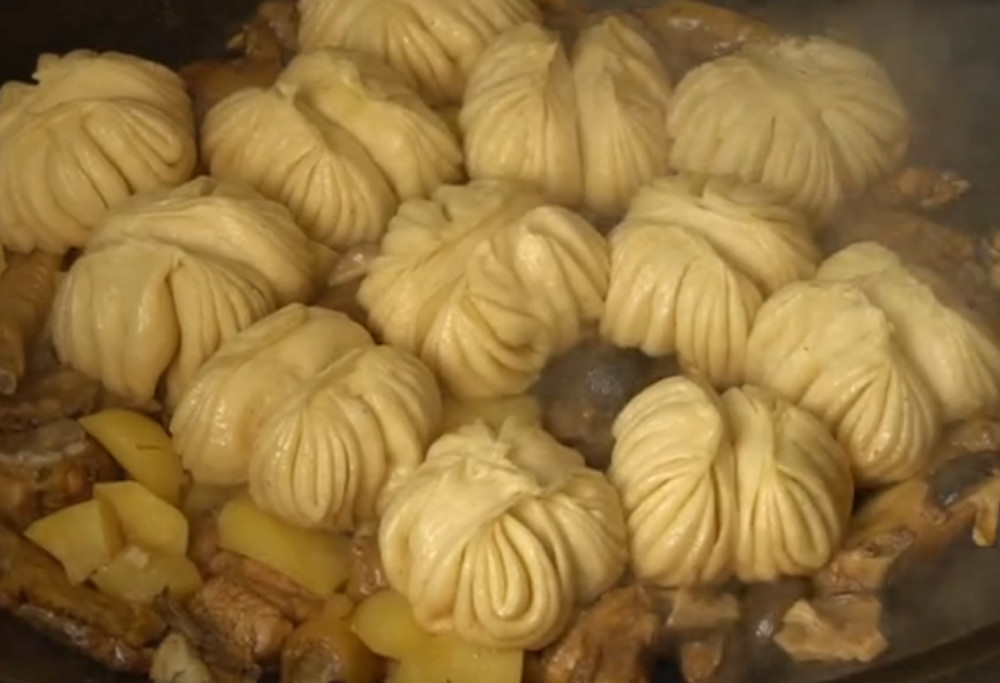 东北婆婆做大锅炖,15斤鸡肉一盆花卷,一家五口