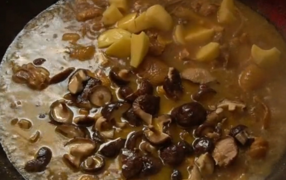 东北婆婆做大锅炖,15斤鸡肉一盆花卷,一家五口