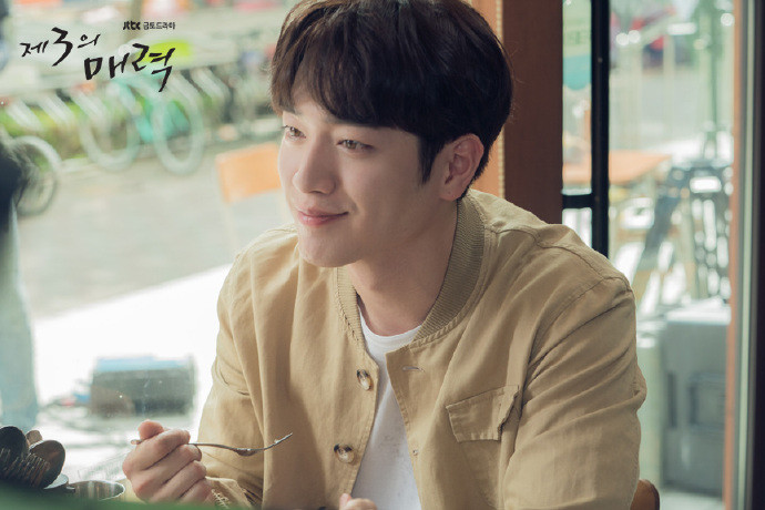 热播韩剧男主PK:苏志燮成男保姆，他主演悬疑剧每天都很害怕?