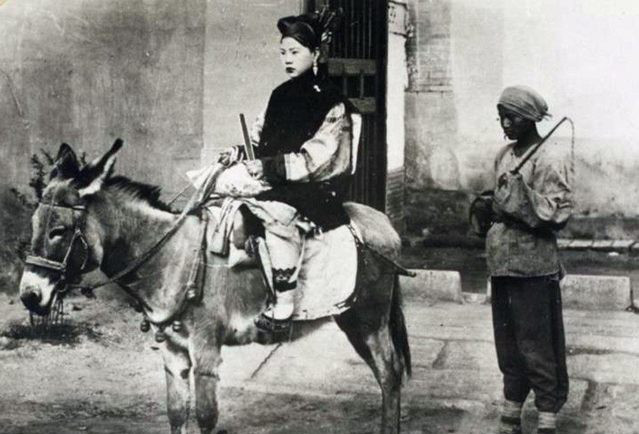清朝真实老照片:图一是骑马的贵族少女,最后一张是男