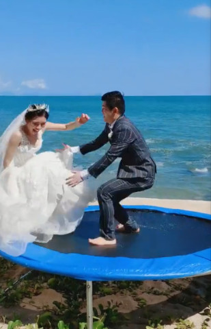 婚纱太重_婚纱情侣头像(2)