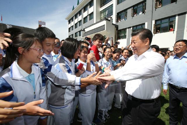 习近平回母校看望师生到这里就没有首长了，都是学生