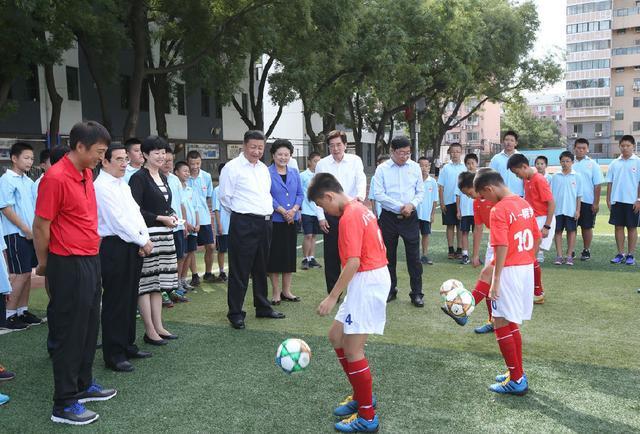 习近平回母校看望师生到这里就没有首长了，都是学生