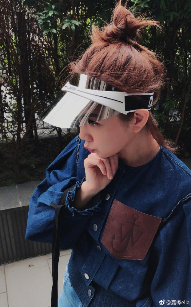 SHE陈嘉桦短发留成长发,女人味十足,穿搭黑色