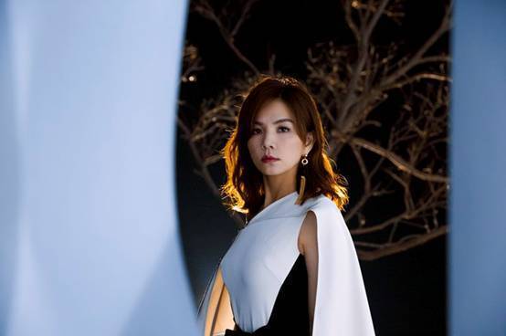 SHE陈嘉桦短发留成长发,女人味十足,穿搭黑色
