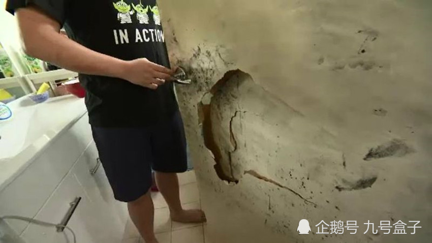 华人情侣网上卖二手电脑引来黑人劫匪,识破对