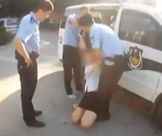 奇葩女司机违章被查 自解衣扣大喊警察脱我衣