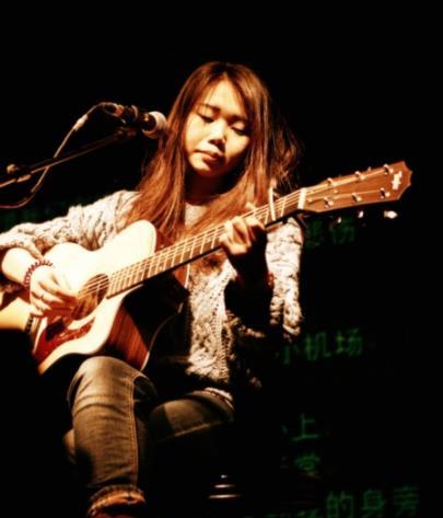 她是抖音神曲原唱，最近狂发新歌，网友：你又没钱上网了吗？