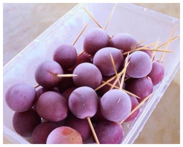 吃货主播挑战最硬葡萄,一口一个,网友表示:看着